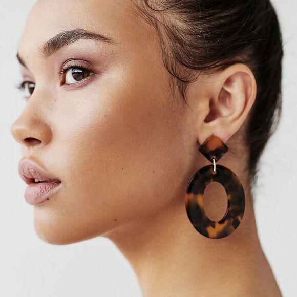 Free People Kelly Resin Drop Hoops Brunette Tortoiseshell Pattern - Picture 2 of 7